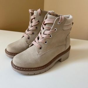 Toddler girls cream boots.